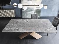 Tavolo rettangolare allungabile Tyron di Cattelan con piano in ceramica effetto marmo Arenal e base incrociata in metallo goffrato bronzo