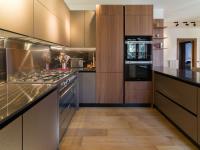 Cucina con colonne incasso frigorifero, forno e microonde in legno impiallacciato Noce Canaletto
