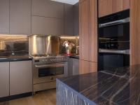 Panoramica sulla cucina a vista in acciaio inox in "stile americano" - foto cliente 