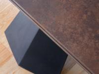 Dettaglio piano del tavolo in vetro ceramica opaca Ossido Bruno, con basamento in metallo verniciato Nero Industry