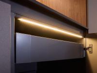 Particolare della base con cassetto e illuminazione LED integrata