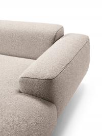 La fettuccia a contrasto definisce il profilo del bracciolo impreziosendo al contempo il divano