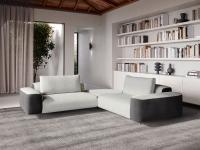 Divano modulare bicolore Biarritz in configurazione angolare con pouf angolare