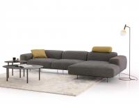 Vista di tre quarti del divano Biarritz rivestito in tessuto Andros colore 110. Cuscino di schienale e cuscino decorativo sono invece in Andros colore 1357