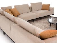 Particolare dei cuscini di schienale in appoggio sulla spalliera posteriore del divano