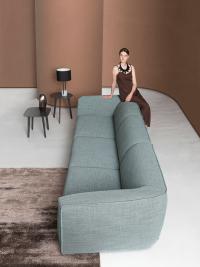 Vista laterale del divano Davos che ne evidenzia la profondità di 102 cm con sedute fisse o chiuse