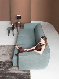 Vista laterale del divano Davos con sedute allungate che ne aumentano la profondità di 20 cm per una posizione rilassata e informale