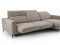 Particolare del divano con sedute allungate e schienali reclinati