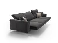 Particolare del divano Foster con sedute allungate e schienali reclinati a piacere