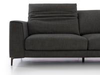 Proporzioni del divano Foster con sedute da 91 cm e schienale regolabile alla sua massima estensione