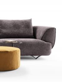 Proporzioni del divano Galway con piedini alti in metallo a forma di "V"