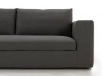 Proporzioni del divano Holiday a terra con piedino seminascosto e braccioli larghi 20 cm