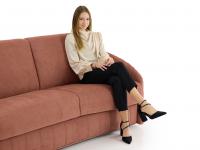 Proporzioni di seduta ed ergonomia sul divano letto con braccioli stretti Clark
