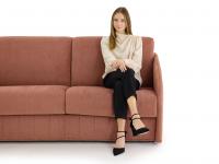 Esempio di seduta e proporzioni della seduta sul divano letto con braccioli stretti Clark