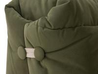 Dettaglio dei lacci e bottoni di chiusura della fodera sulla spalliera del divano letto