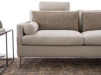 Proporzioni del divano Wayne con piedini alti, comode sedute, schienali con poggiareni lombari e poggiatesta