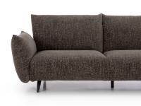 Particolare delle proporzioni del divano Malibù con braccioli larghi da 21 cm