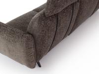 Dettaglio del supporto in metallo che si fissa sotto al divano e sorregge il poggiatesta