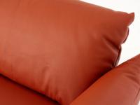 Dettaglio degli schienali a cuscinotto del divano Malibù