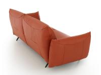 Vista posteriore del divano Malibù che con rivestimento in pelle presenta cuciture visibili sul retro