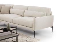 Proporzioni del divano Maxime con sedute ampie e profonde, rese ancora più confortevoli dai cuscini poggiareni