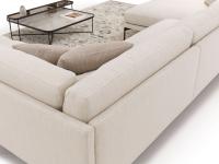 Particolare delle linee sobrie e geometriche del divano Maxime con bracciolo e schienale sottili, spessi solo 7 cm
