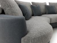 Particolare delle forme curve e della seduta sagomata del divano Messico