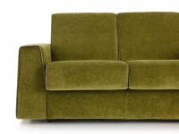 Vista frontale del divano letto Myron rivestito in velluto Vegas colore 67 con profili a contrasto in Vegas colore 45