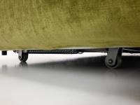 Dettaglio delle ruote estratte del meccanismo Clean Up System che consente di spostare il divano letto con facilità