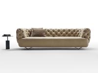 Divano capitonné componibile Oban nella versione lineare da 274 cm rivestito in pelle