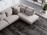 Dettaglio della meridienne del divano Paraiso di Bonaldo, con cuscini di schienale e poggiareni inclusi nella composizione