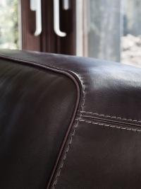 Dettaglio delle cuciture che rifiniscono la fodera del divano, impreziosite da un profilo applicato con colore a scelta