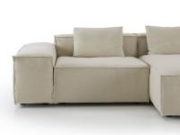 Dettaglio delle proporzioni del divano Square con seduta monoscocca e bracciolo largo 40 cm