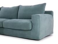 Particolare delle proporzioni di spalliera, bracciolo e cuscinature del divano Strip