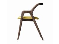 La sapiente lavorazione di ogni pezzo della sedia Nakama crea l'illusione che gambe, braccioli e schienale siano ricavati da un unico blocco di legno