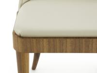 Particolare della morbida seduta imbottita della sedia Eiko con particolari venature della struttura in legno massello