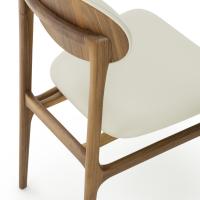 Particolare dello schienale in legno della sedia Ginko