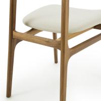 Particolare della preziosa struttura in legno della sedia Ginko 
