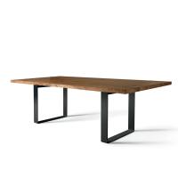 Tavolo di design in legno e metallo Asako, con gambe a slitta in metallo laccato nero opaco e piano in rovere antico naturale