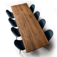 Tavolo Asako con piano in legno noce naturale con bordi irregolari