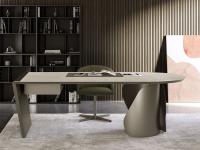 Torquay è una scrivania di design con base avvolgente in metallo e piano in ceramica