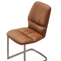 Primo piano della sedia imbottita con base cantilever in metallo Monica. Rivestimento in pelle e base in metallo verniciato Titanio.