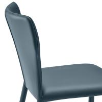 Primo piano della vista laterale della sedia imbottita con schienale esagonale Miele, con gambe e seduta interamente rivestite in pelle