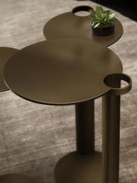 Dettaglio piano del tavolino servente in metallo verniciato Lollo