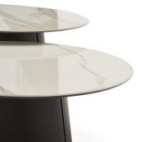 Coppia di tavolini rotondi con base centrale obliqua Clifford, con piano in ceramica Calacatta Gold lucido e struttura in metallo verniciato Nero, in diverse dimensioni