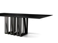 Primo piano del tavolo fisso con base centrale a pieni e vuoti Echo. Piano rettangolare in cristallo verniciato nero lucido e base in metallo verniciato Antracite.
