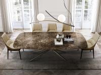 Elegante tavolo da soggiorno Masami con piano sagomato in marmo Emperador e base in metallo verniciato bronzo