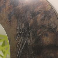 Particolare della specchiera rotonda Oberon in argento puro ossidato