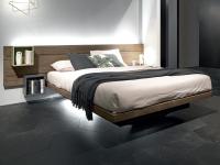 Letto sospeso con boiserie Overfly con giroletto e testiera in legno