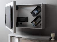 Dettaglio porta tv contenitore aperto attrezzato internamente con box in metallo porta cd e dvd. Schienale preforato che consente di appendere i box a piacere.